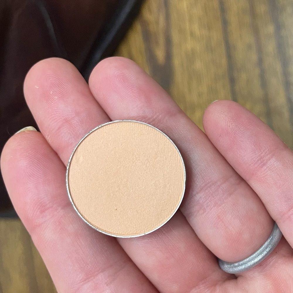 Makeup Geek Peach Smoothie Eyeshadow warm-toned medium-dark peach matte finish - Picture 4 of 6